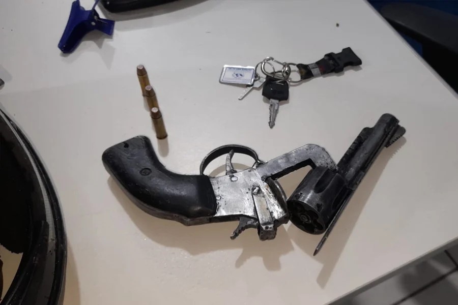 Suspeitos de roubo são presos com revólver e moto roubada no centro