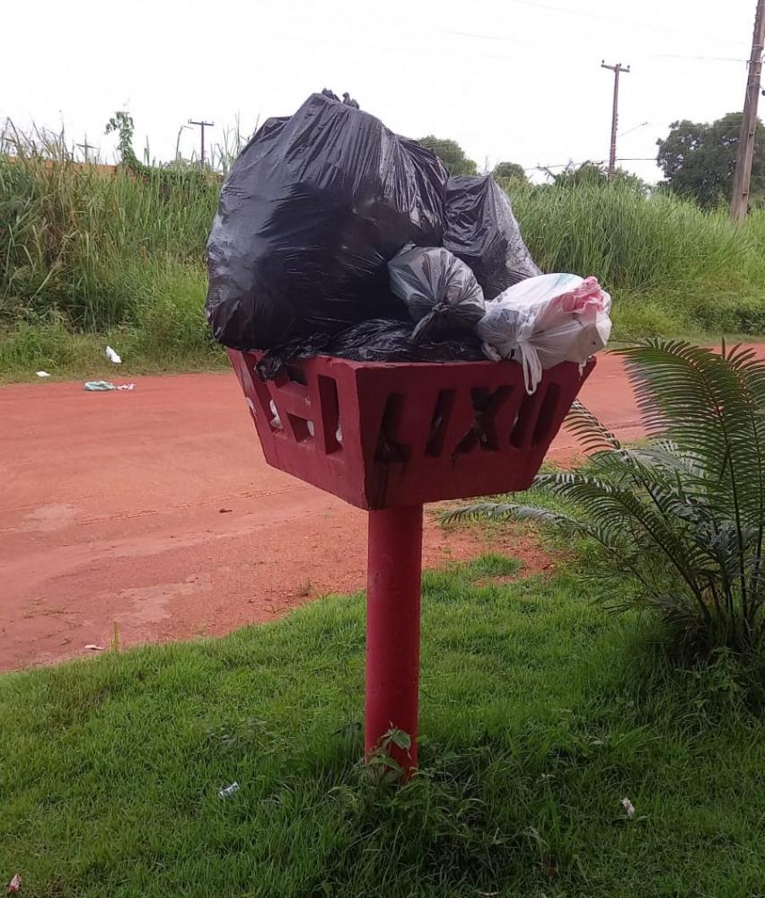 MORADORES DO JARDIM DA ESMERALDA RECLAMAM PELA FALTA DA COLETA DO LIXO