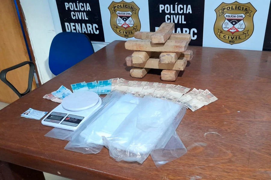 Mulher de detento é presa com mais de 5kg de maconha em residência alvo de investigação