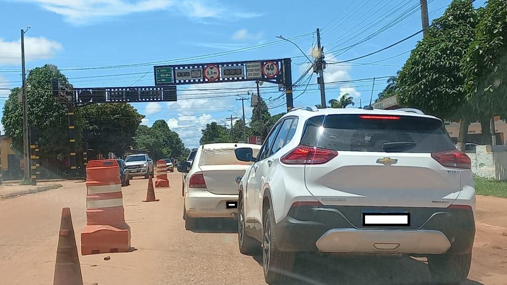 SEMÁFOROS PARADOS HÁ BASTANTE TEMPO EM GUAJARÁ PREOCUPAM OS CONDUTORES.