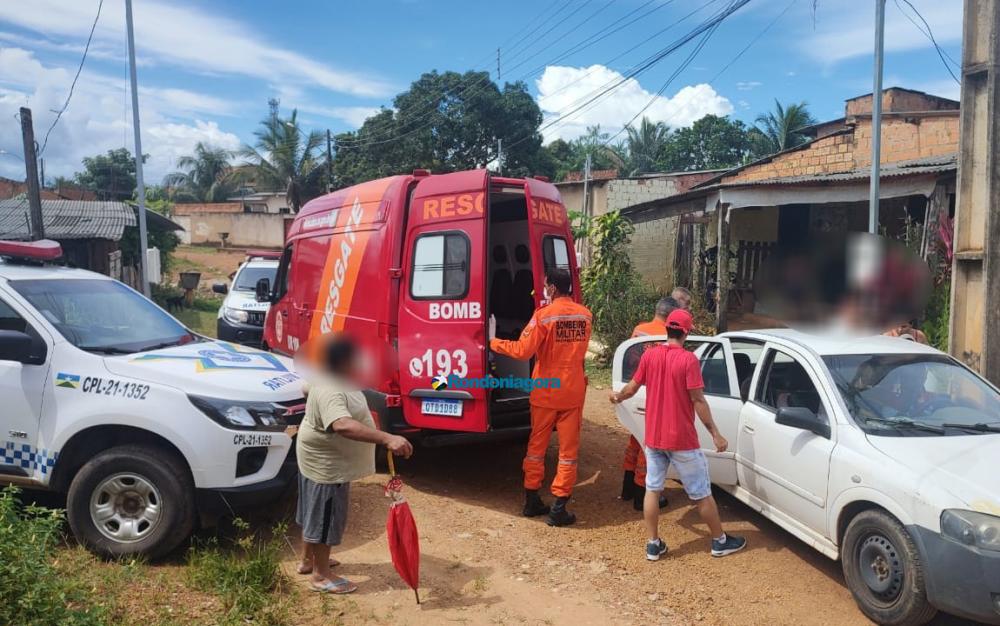 Jovem é chamado em portão e baleado com dois tiros por motociclista, na tarde desta quinta, na capital