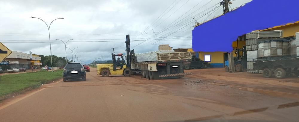 EMPILHADEIRA É FLAGRADA OBSTRUINDO RODOVIA FEDERAL EM HORÁRIO DE GRANDE FLUXO