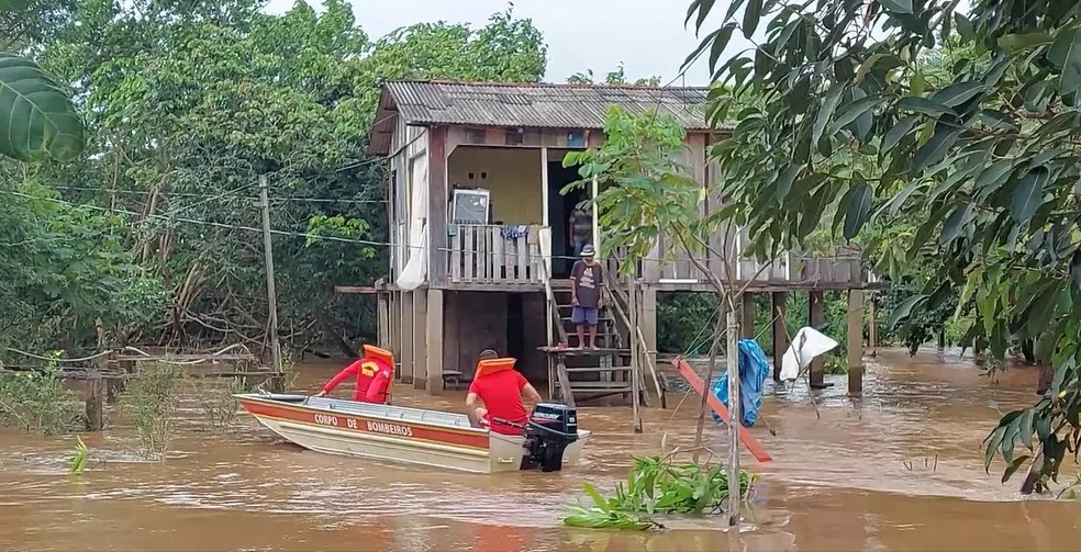 Famílias são resgatadas pela Defesa Civil por causa de cheia do rio Machado em Ji-Paraná, RO