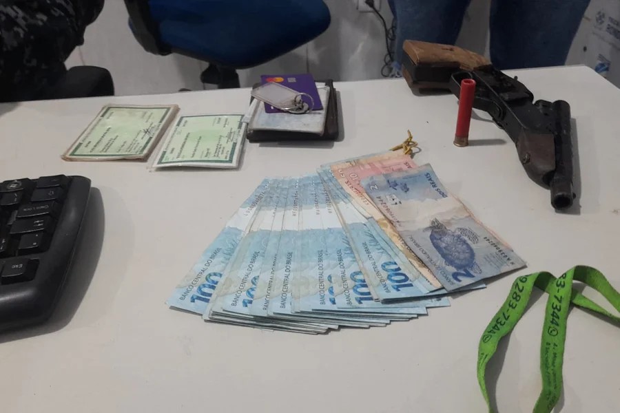 Força Tática recupera moto roubada e apreende arma com trio em residencial na leste