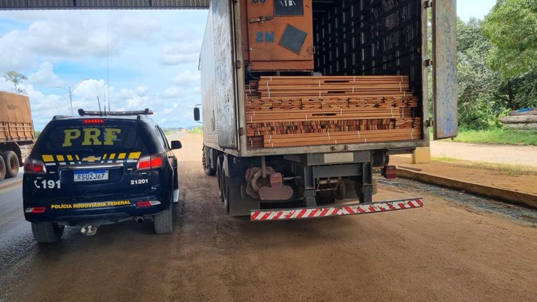 Em Rondônia, PRF identifica transporte irregular de madeira