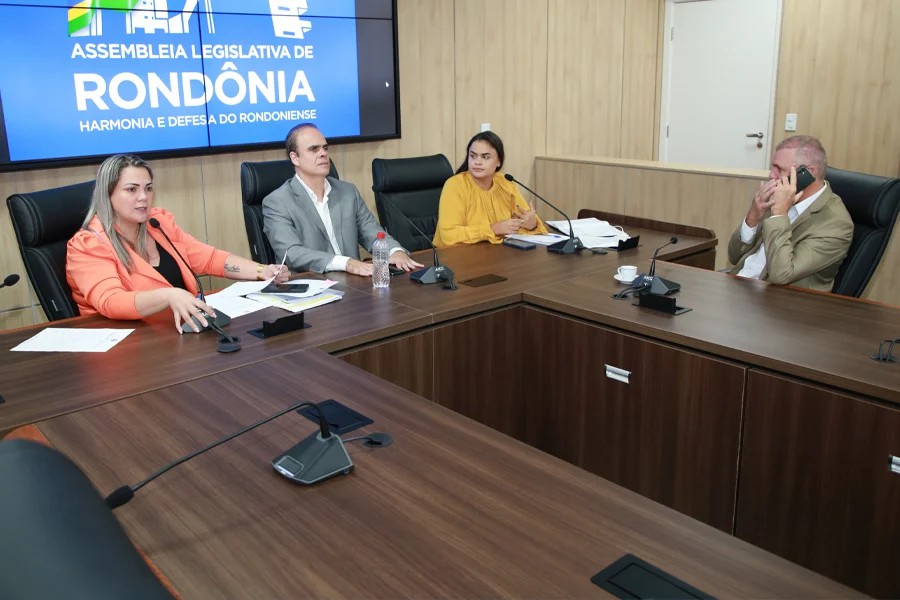 DEPUTADA DRA. TAISSA APRESENTA À COMISSÃO DE SAÚDE DA ASSEMBLEIA REQUERIMENTO CONVOCANDO MEMBROS DA UNOPS