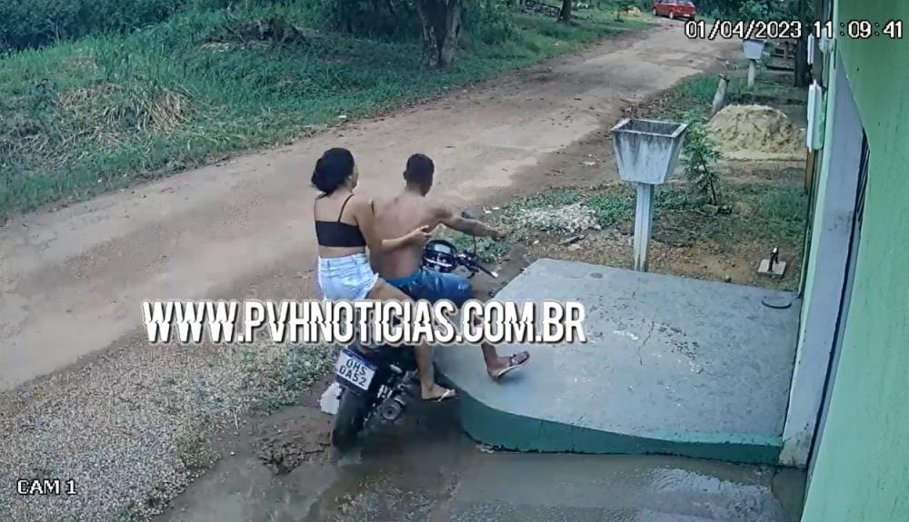 SEM CAPACETE: Câmera registra grave acidente com casal de moto na zona leste – Veja Vídeo