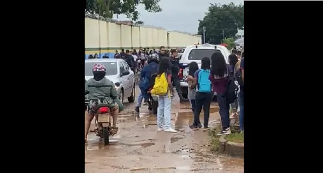 ARMA CASEIRA – Dupla é presa armada em frente escola na capital