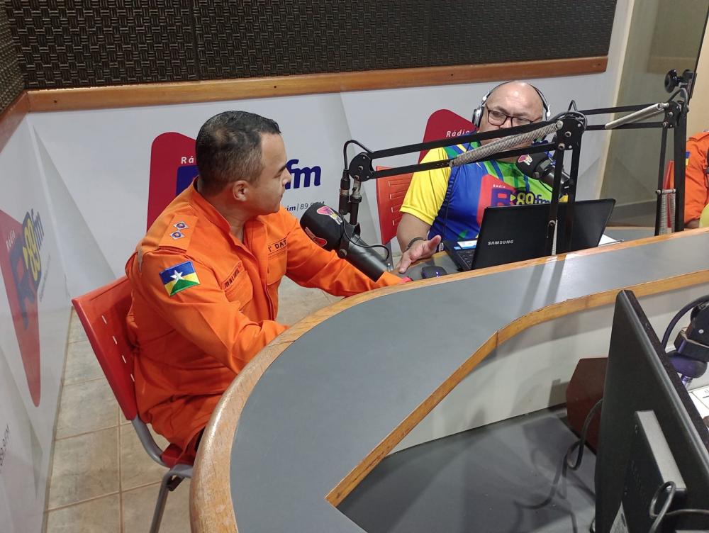 COMANDANTE DOS BOMBEIROS PARTICIPA DE PROGRAMA DE RÁDIO
