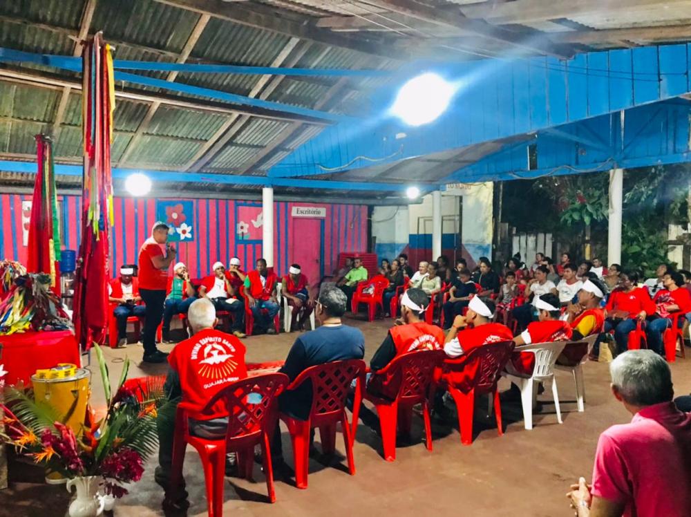 Após pernoite de domingo, coroa do Divino é recolhida à igreja de onde só sai na sexta para novas caminhadas
