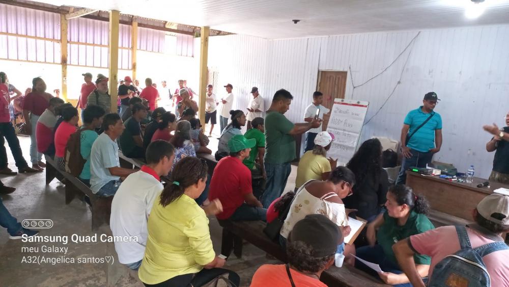Em reunião com extrativistas, ONG apresenta projeto que pode ajudar povos da floresta