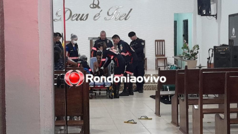 Homem com faca cravada nas costas pede socorro em igreja