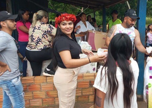 Com aplausos, prefeita é recebido por indígenas para festa