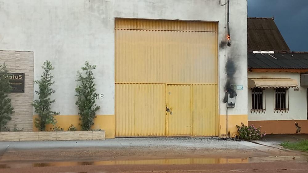 CURTO CIRCUITO EM DEPOSITO DE PAPELARIA TIROU A PAZ E A TRANQUILIDADE DA VIZINHANÇA