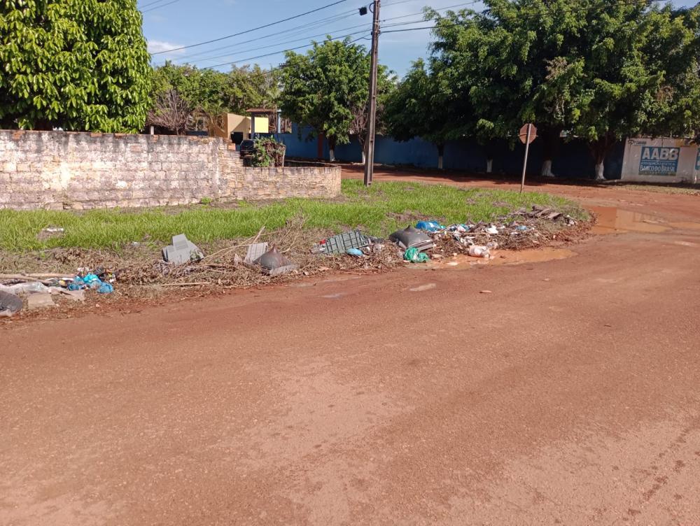 Imagens mostram lixo jogado em plena via pública por moradores de Guajará-Mirim. 