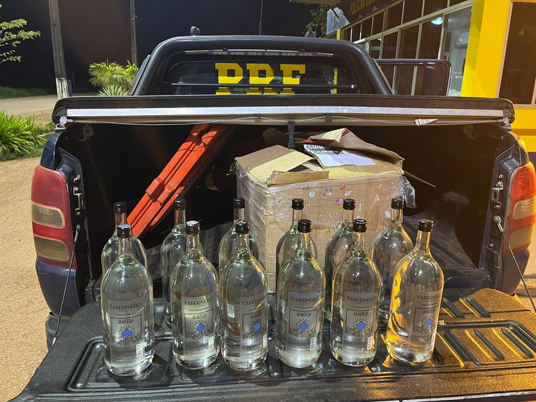 PRF apreende cocaína, medicamentos de uso hospitalar e bebidas alcoólicas em ônibus no terminal rodoviário de Rio Branco - AC
