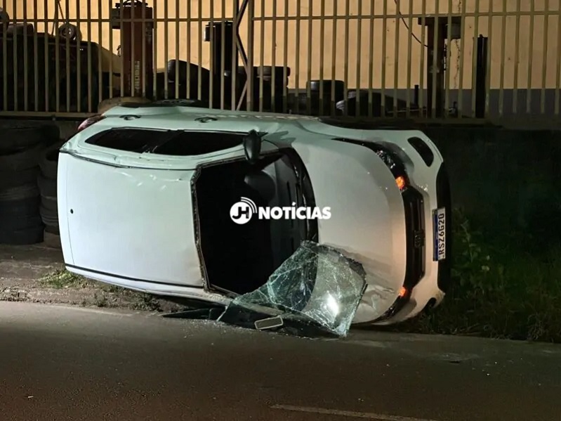 Caminhonete colide em carro e acaba capotando em Porto Velho