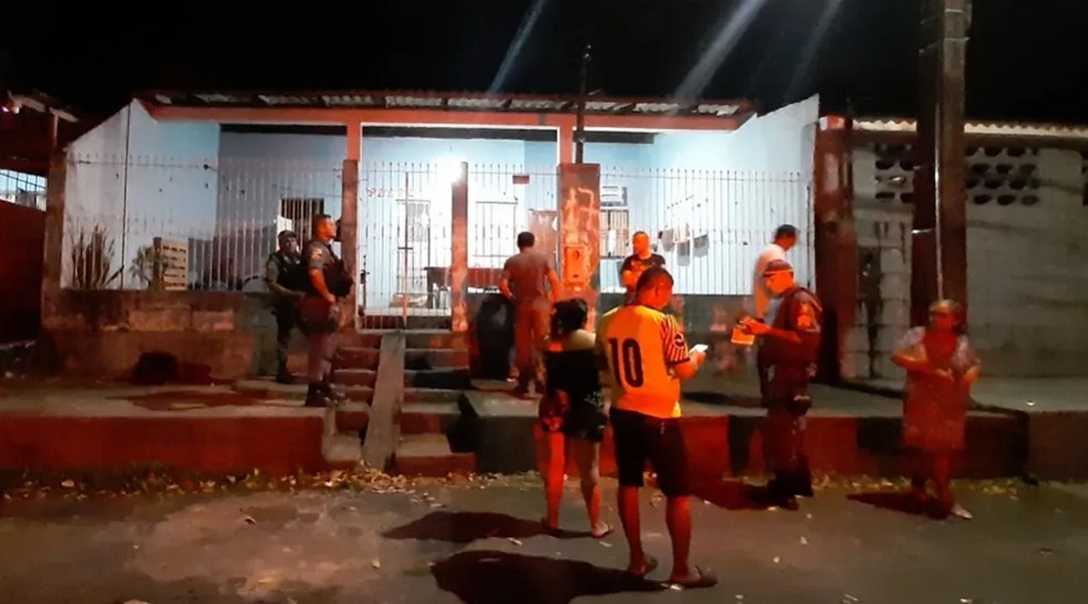 Filho mata mãe e esfaqueia avó na véspera do Dia das Mães, em Manaus