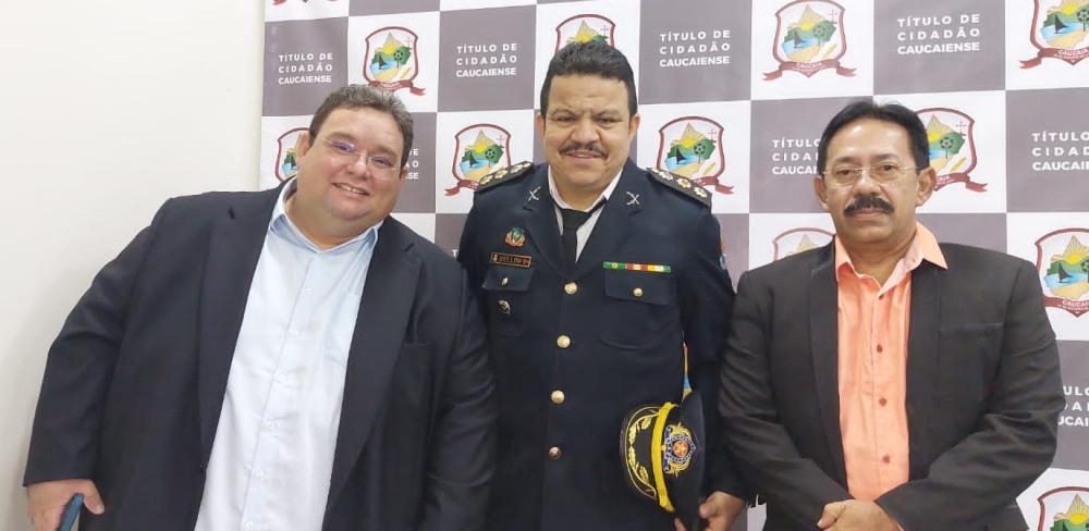 GUAJARAMIRENSE OFICIAL DA PMCE RECEBE HOMENAGENS EM CÂMARA CEARENSE