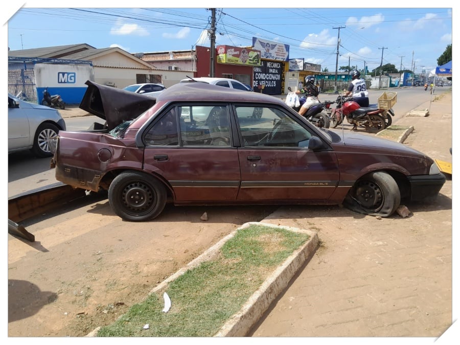 Ônibus arrasta carro estacionado na avenida Mamoré, Porto Velho