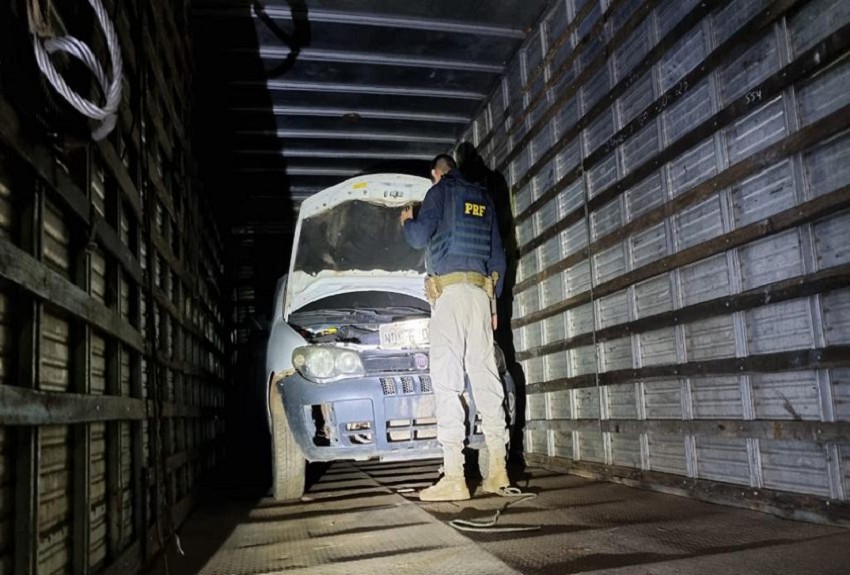 PRF prende quatro e apreende dois veículos roubados, um deles, dentro de caminhão baú