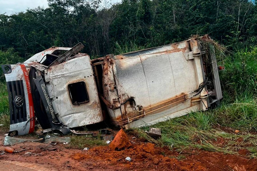 Trágico Acidente na BR-364: Capotamento de Caminhão de Lixo Resulta em Fatalidade e Lesões Graves