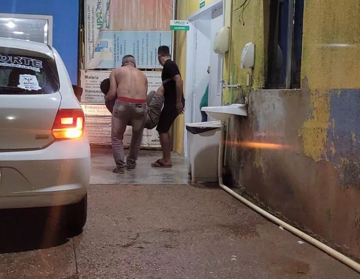 Enciumado, homem ataca ex-mulher e primo dela a facadas no Orgulho do Madeira