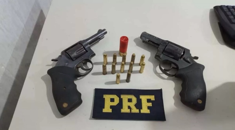 Trio é preso com armas escondidas em motor de Vectra em Porto Velho