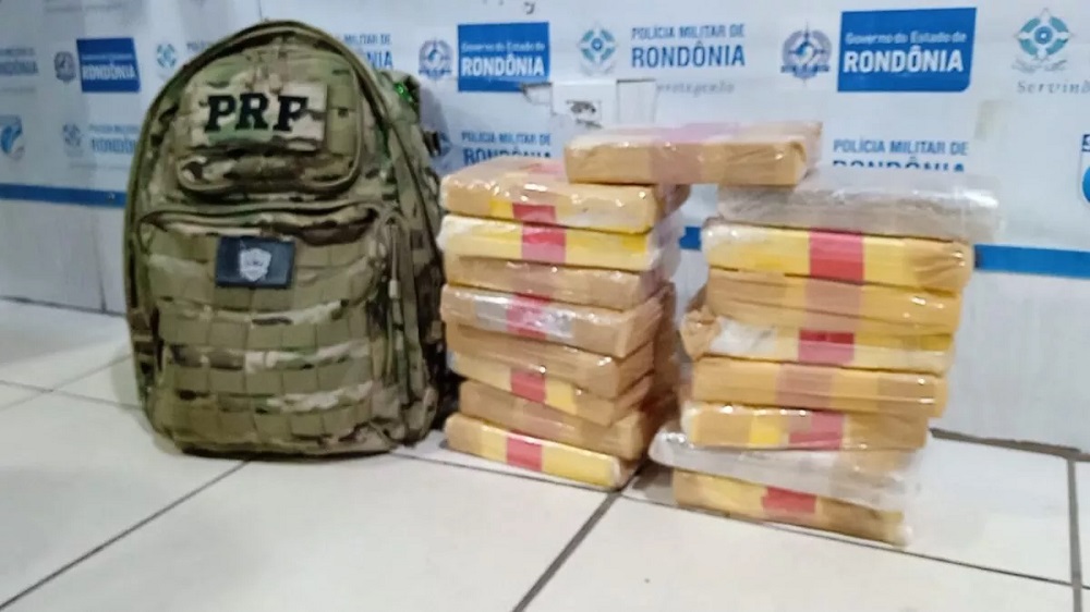 PRF apreende 18kg de cocaína escondidos em caminhão cegonha