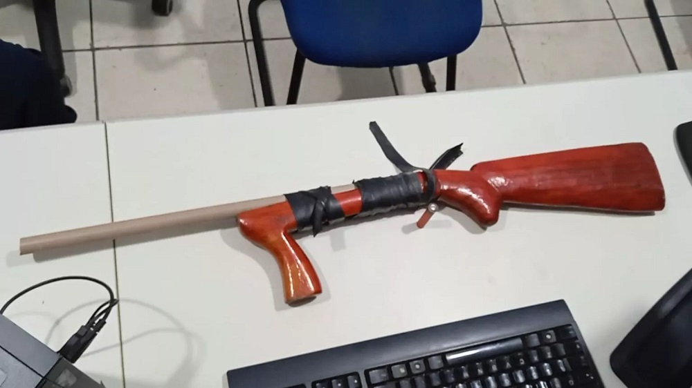 Homem é preso fazendo ameaças a vizinhos usando arma feita de cano na zona leste