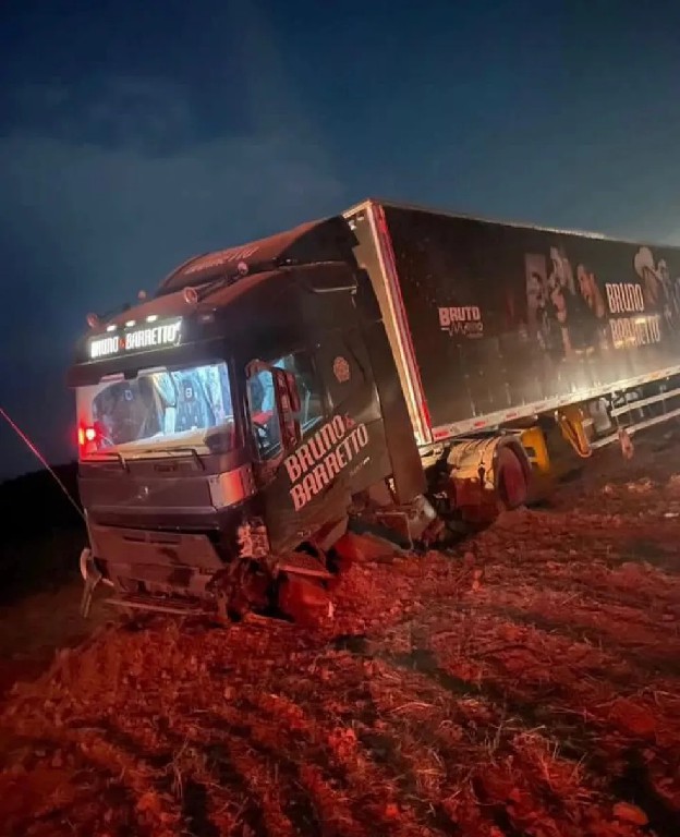 Picape bate em carreta de dupla sertaneja e motorista morre preso às ferragens entre RO e MT