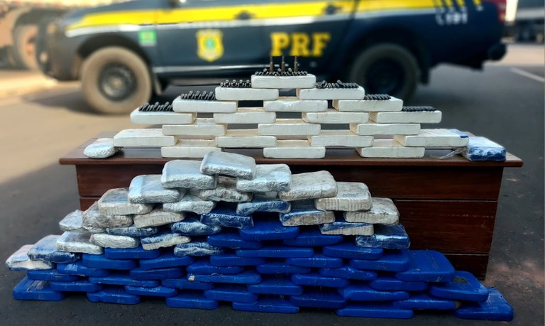 Em Vilhena/RO, PRF apreende 84 Kg de cocaína e quase 100 munições calibre 7.62 mm