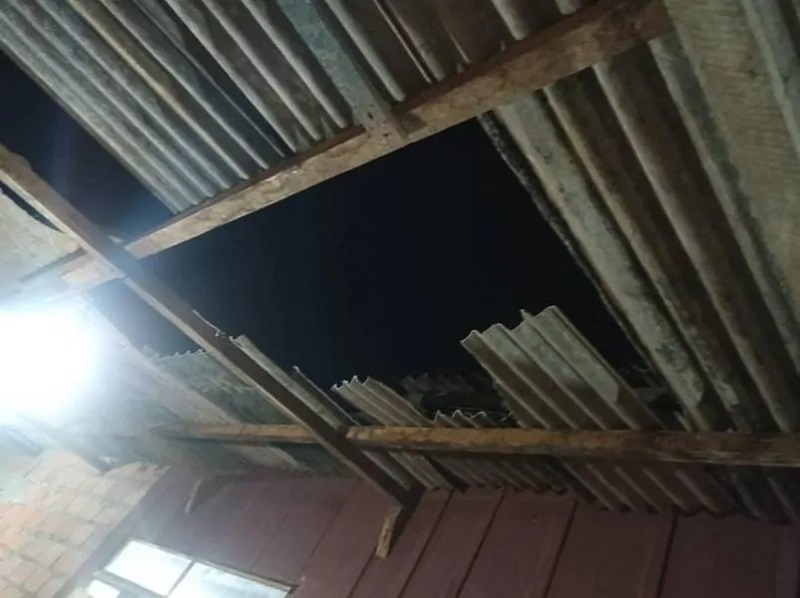 Invasor com tornozeleira eletrônica cai de telhado e acaba preso