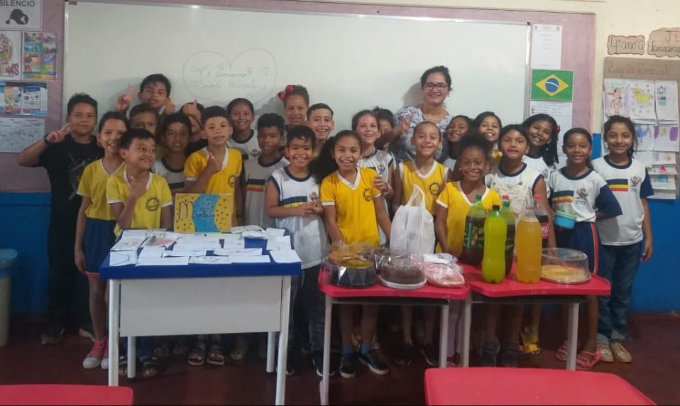 PROFESSORA É SURPREENDIDA COM FESTA REALIZADA PELOS SEUS ALUNOS