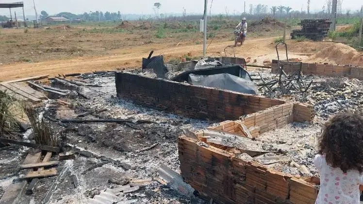 Grávida, e com 4 filhos, fica desabrigada após ter casa incendiada em Vista Alegre do Abunã