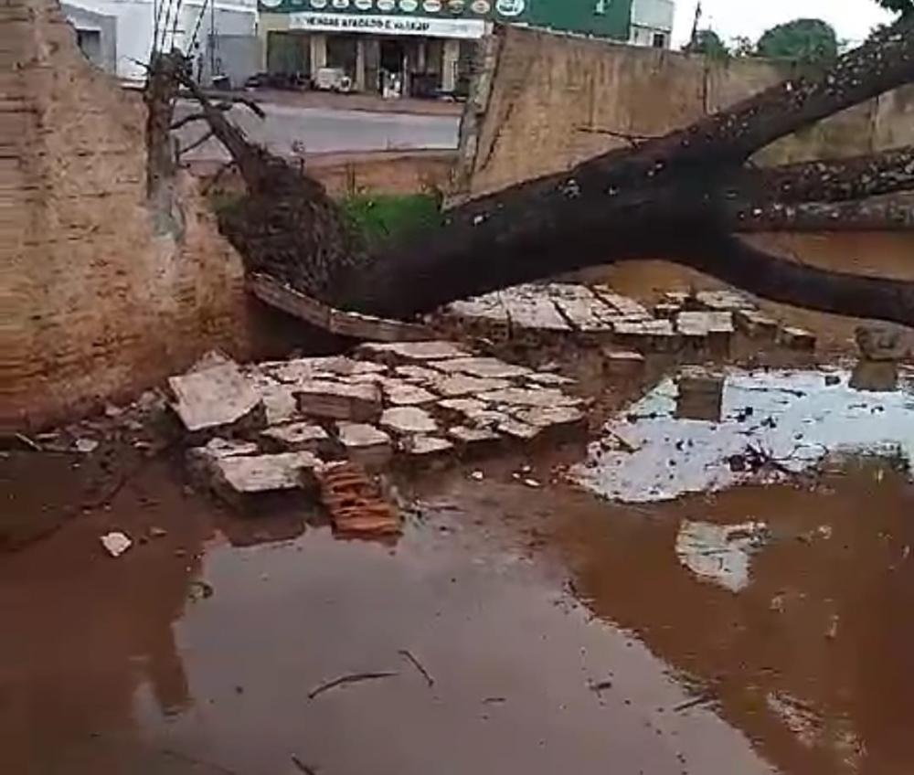 CHUVA COM VENTO FORTE PROVOCA MEDO E DESTRUIÇÃO NA PÉROLA DO MAMORÉ.