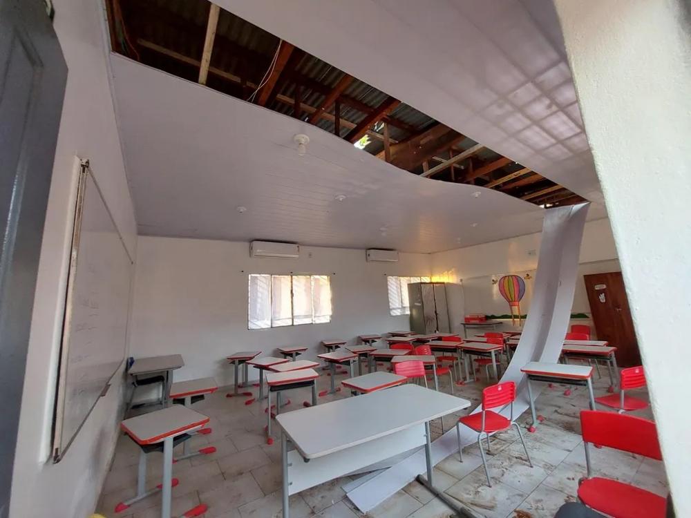 Tempestade com granizo derruba árvore sobre carro e forro de escola desaba em sala com 29 alunos, em RO