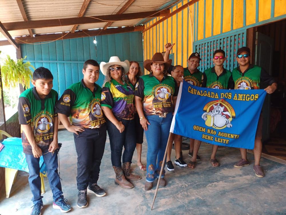 CRIANÇAS DO DISTRITO DE SURPRESA GANHAM FESTINHA NO SEU DIA 