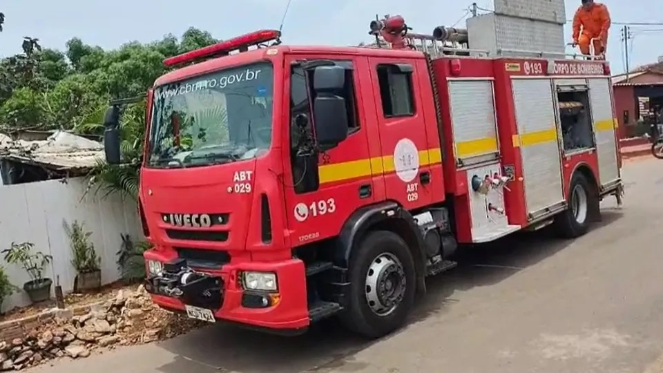 Bombeiros resgatam homem que desmaiou em um poço de 18 metros
