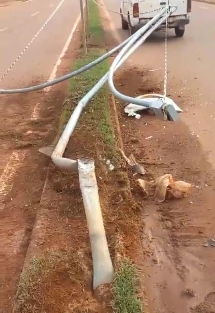 POSTE DE ILUMINAÇÃO PÚBLICA NA BR ENG. ISAAC BENNESBY É DESTRUÍDO DURANTE A NOITE