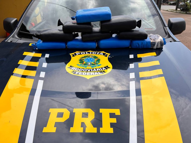 Em Porto Velho/RO, PRF aprende droga ilícita em ônibus interestadual