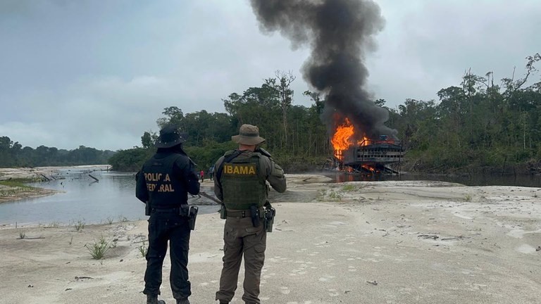PF destrói 26 dragas, 8 barcos e quatro rebocadores em garimpo ilegal no Amazonas