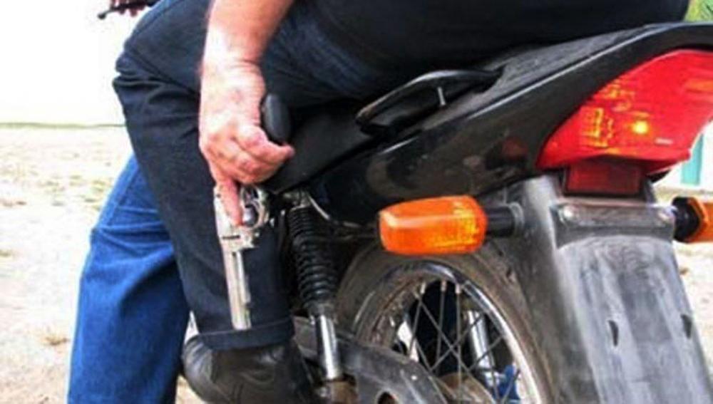 Roubo de Motocicleta em Guajará-Mirim: Vítima Rendida por Dupla Armada
