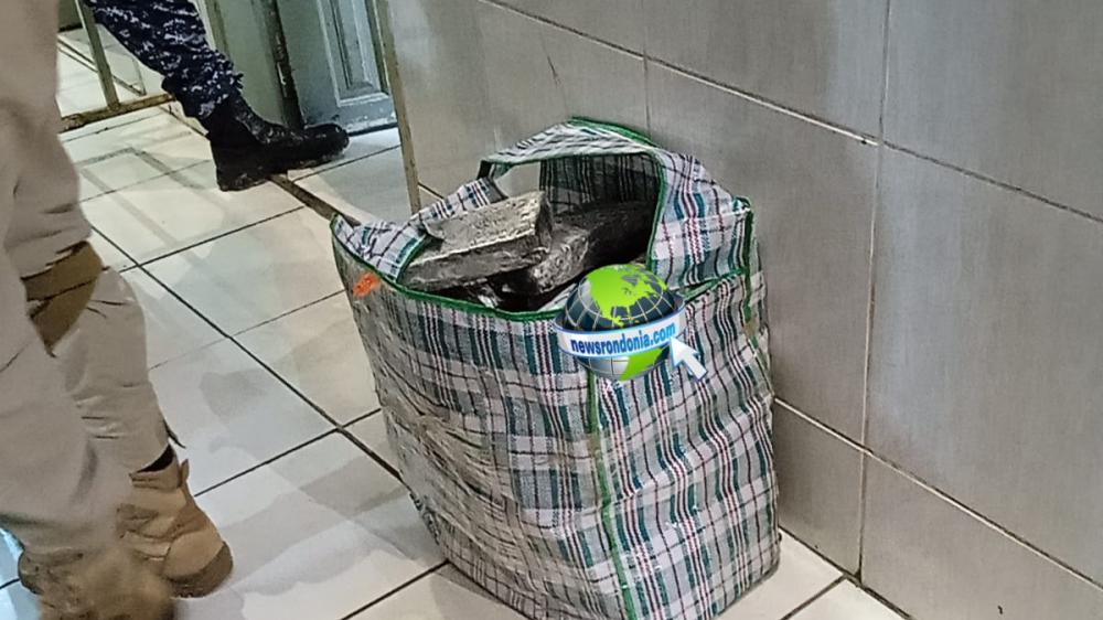 PRF apreende quase 57kg de drogas com casal em veículo na BR-364