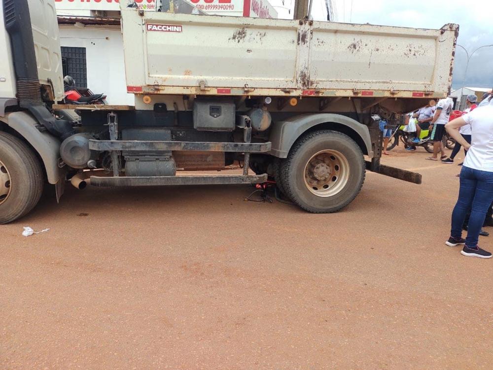 Jovem é atropelada por Caçamba em Guajará-Mirim, RO.