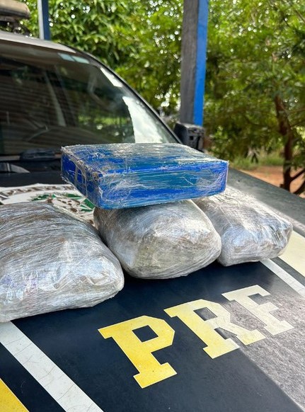 Em Guajará-Mirim/RO, PRF apreende tabletes de maconha em táxi