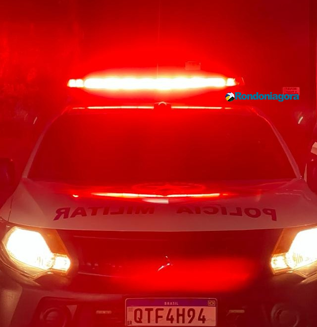 Marido oferece esposa a amigo, mas fica agressivo e bate na mulher ao ser rejeitado para sexo a três