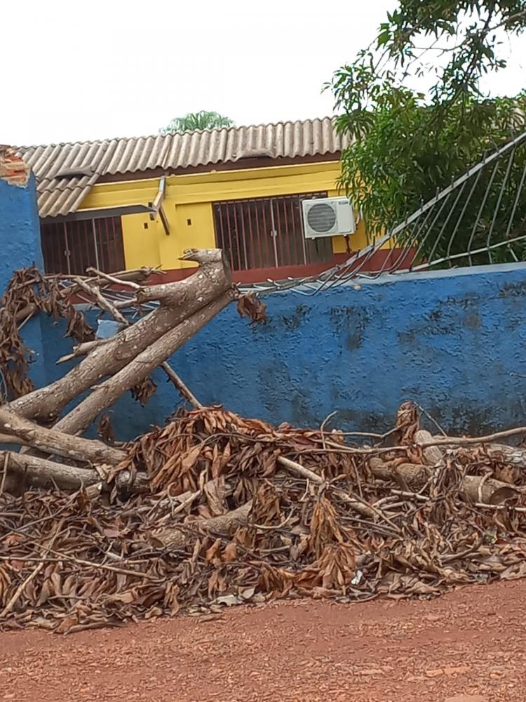 ESCOLAS DO ESTADO CONTINUAM DESCORBERTAS, APÓS VENDAVAL EM GUAJARÁ A QUASE DOIS MESES