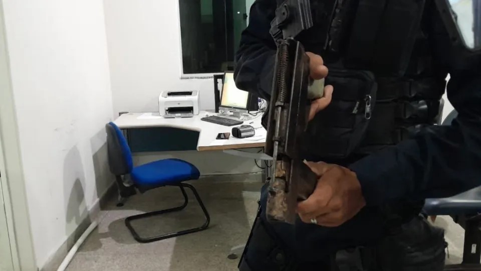 Homem é preso portando submetralhadora caseira em Ariquemes