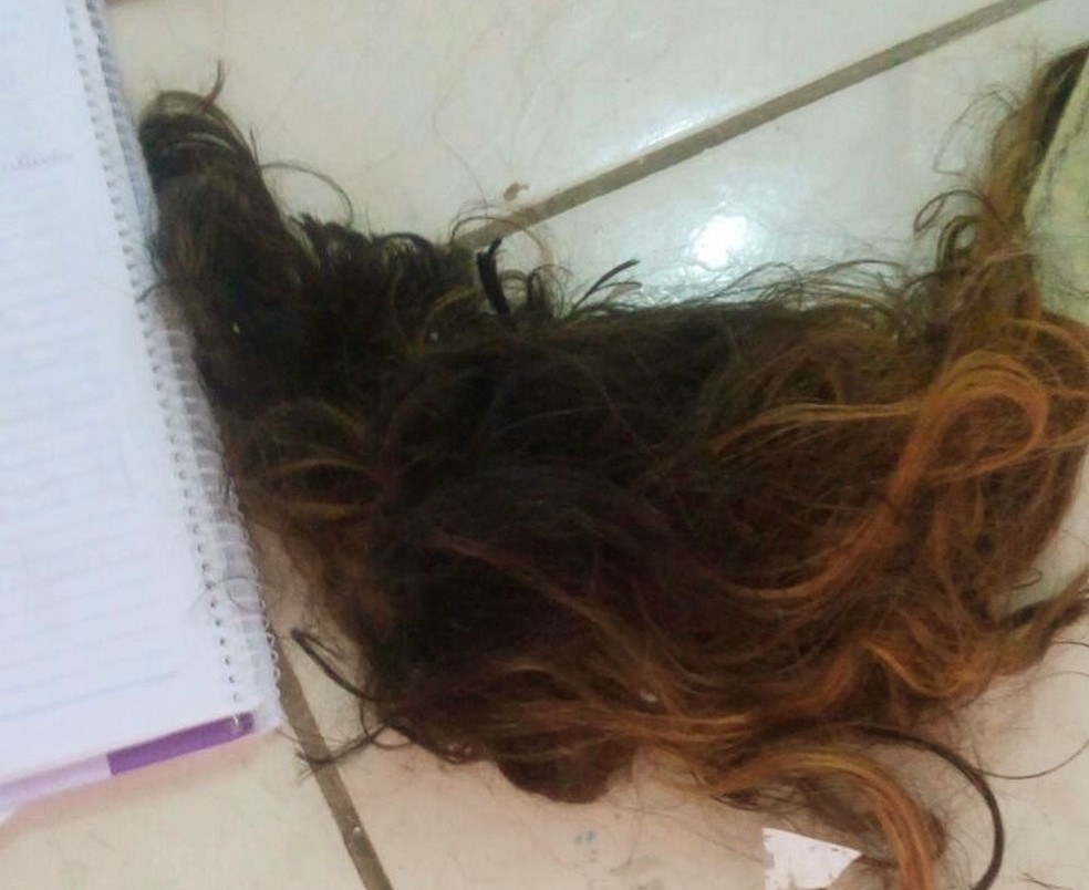 MARIDO CIUMENTO: Esposa é agredida e tem cabelo cortado no facão ao receber elogio no Facebook